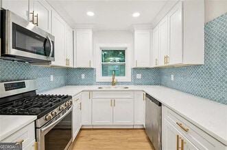 Room in House on Diana Dr SW in Atlanta, GA - Foto de edificio - Building Photo