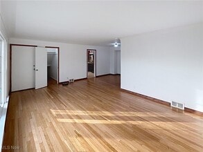 18411 Chagrin Blvd in Shaker Heights, OH - Foto de edificio - Building Photo