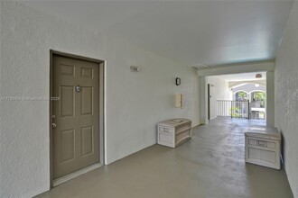 6841 SW 44th St in Miami, FL - Building Photo - Building Photo
