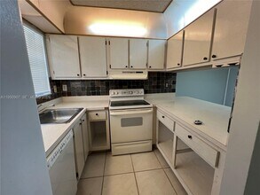 809 NE 214th Ln in Miami, FL - Building Photo - Building Photo