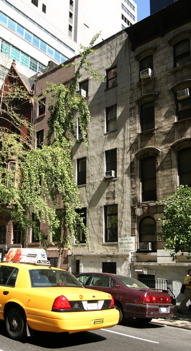 113 E 39th St in New York, NY - Building Photo