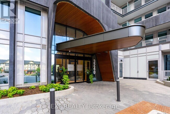 3240 William Coltson Ave in Oakville, ON - Building Photo - Building Photo