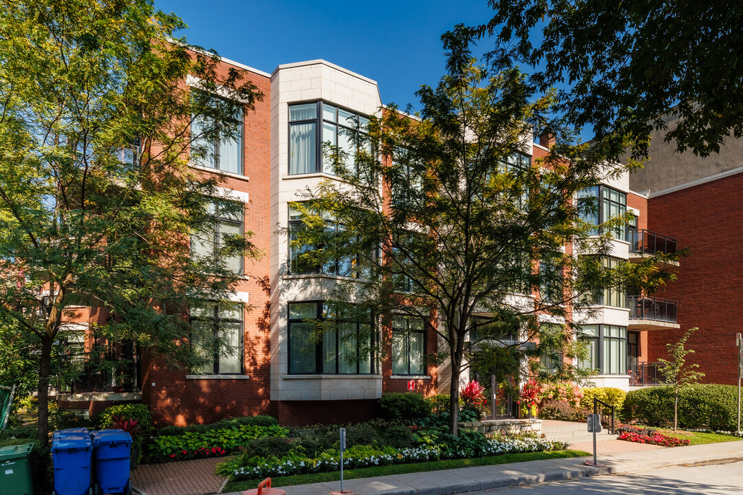 11 Hillside Av in Westmount, QC - Building Photo