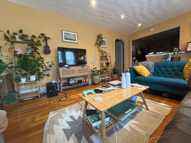 504 Washington St, Unit 1 in Brookline, MA - Foto de edificio - Building Photo