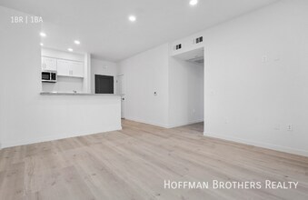 8444 Columbus Ave, Unit 305A in Los Angeles, CA - Building Photo - Building Photo