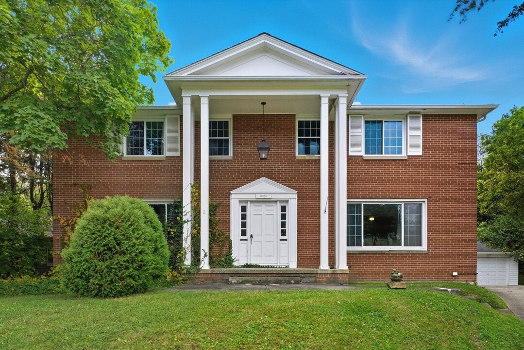 8983 Highland Dr in Brecksville, OH - Foto de edificio