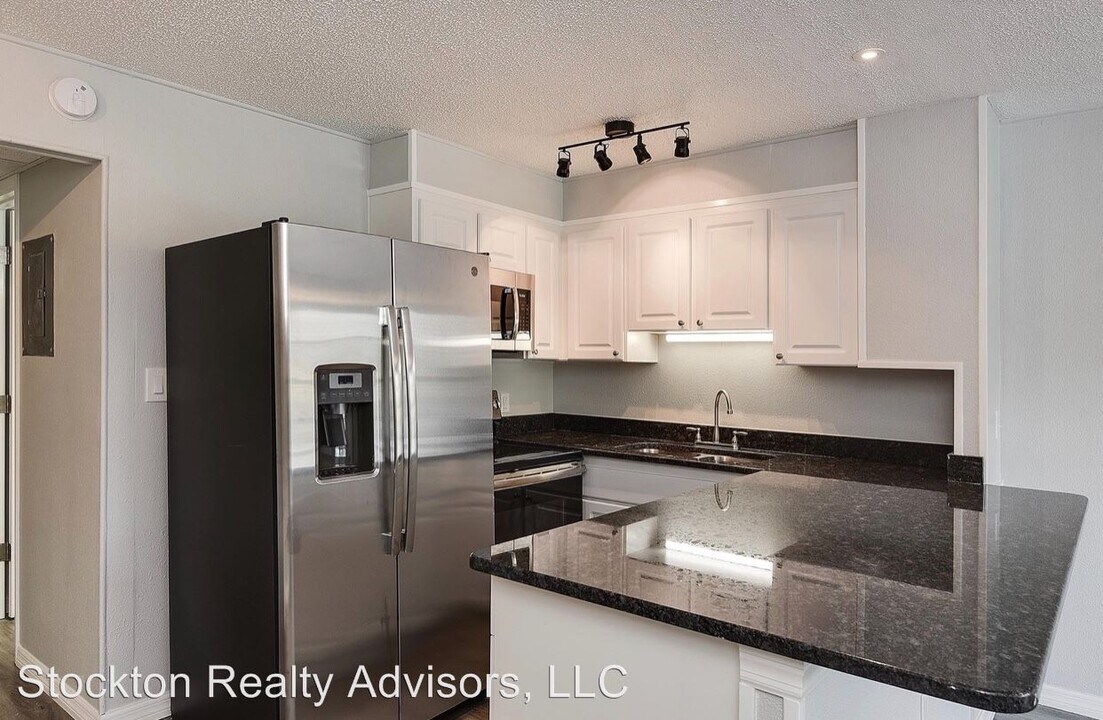 1860 Phillippi Shores Dr in Sarasota, FL - Building Photo