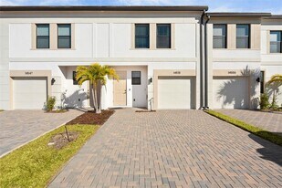 8054 Gulfstream Ct in Bradenton, FL - Building Photo