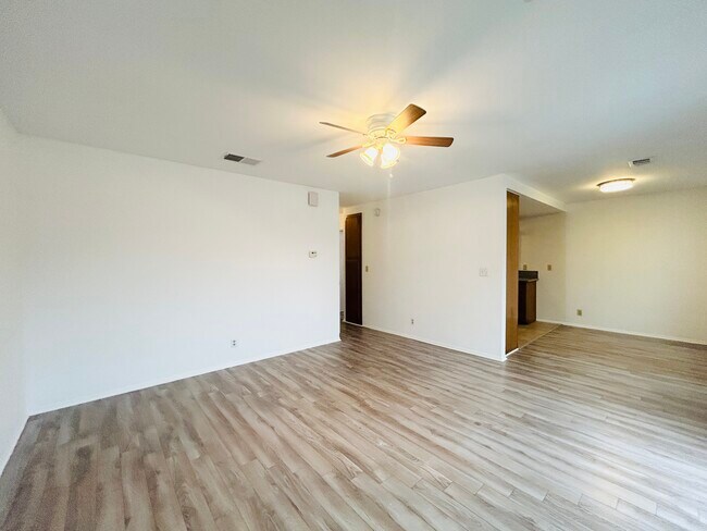 908 Pacific Ave in Venice, CA - Foto de edificio - Building Photo