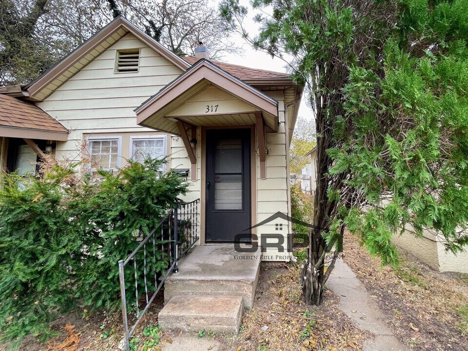 317 W 7th Ave in Hutchinson, KS - Building Photo