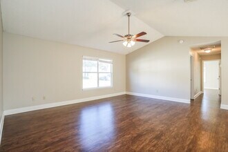 8244 International Village Dr in Jacksonville, FL - Foto de edificio - Building Photo