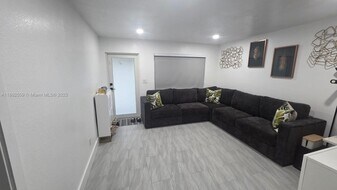 5530 SW 38th St in West Park, FL - Building Photo