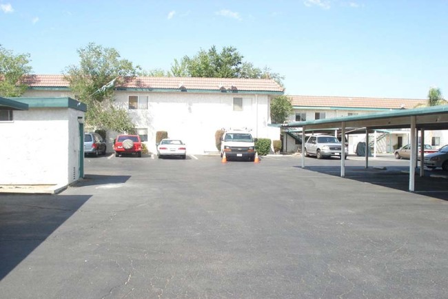 Palmdale Meadows Apartments in Palmdale, CA - Foto de edificio - Building Photo