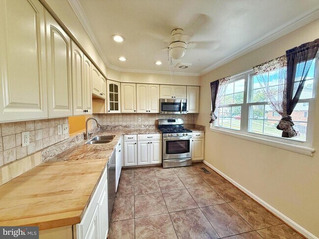 15008 Cherrydale Dr in Woodbridge, VA - Building Photo - Building Photo