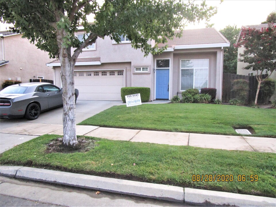 1713 Blevin Rd in Yuba City, CA - Foto de edificio