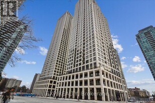 30 Elm Dr W in Mississauga, ON - Building Photo