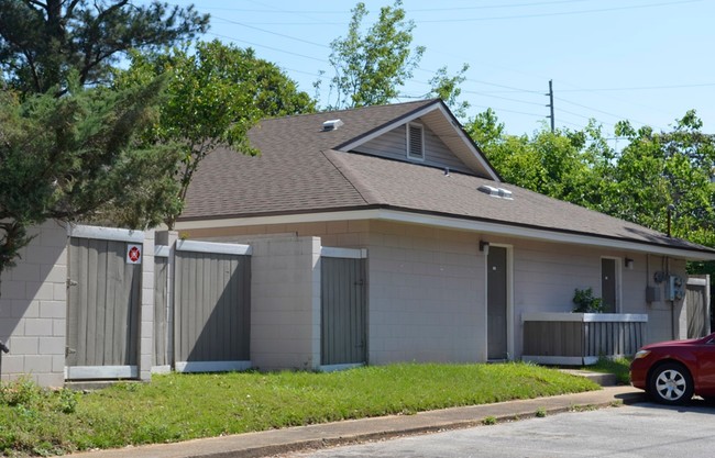 The Village at 2241 Pensacola in Tallahassee, FL - Foto de edificio - Building Photo