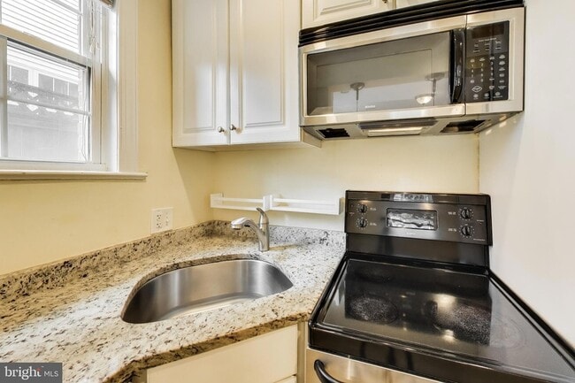 8414 Flower Ave, Unit 6 in Takoma Park, MD - Foto de edificio - Building Photo