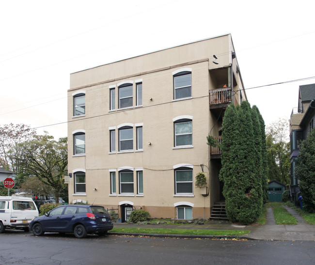 Yamhill Apartments in Portland, OR - Building Photo - Building Photo