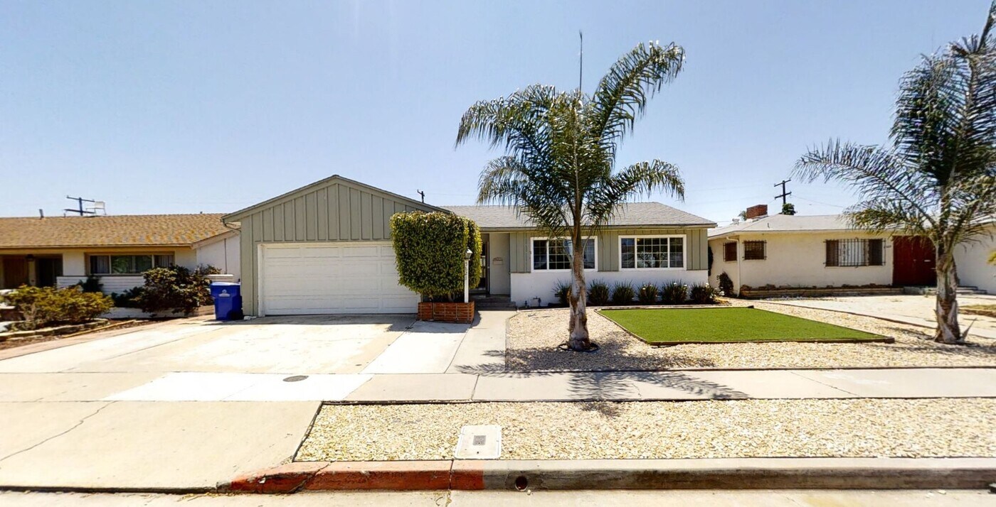 5621 Mary Ln Dr in San Diego, CA - Building Photo