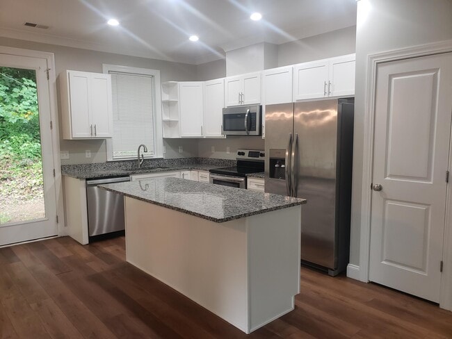 214 Forest Dr in Travelers Rest, SC - Foto de edificio - Building Photo