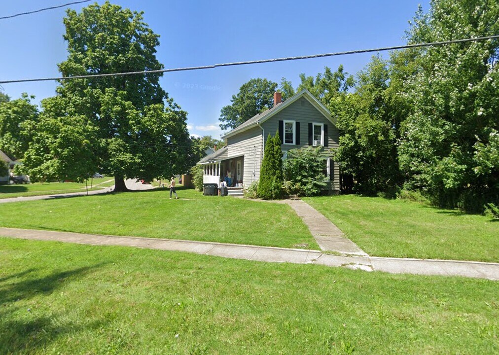 736 W River Rd N in Elyria, OH - Building Photo