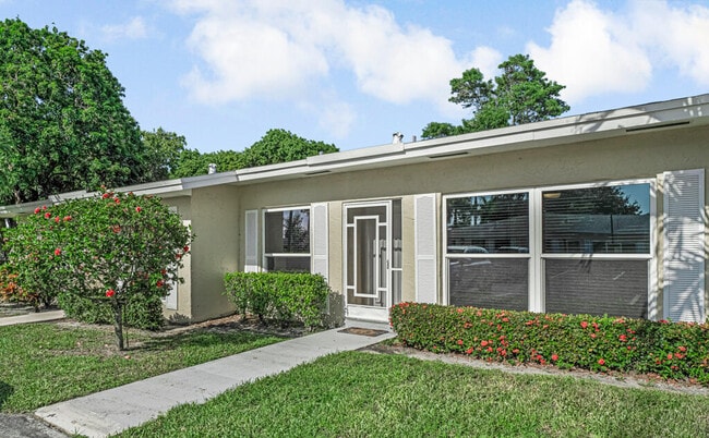 13730 Vía Flora in Delray Beach, FL - Building Photo - Building Photo