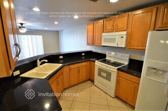 5902 Royal Way in Tamarac, FL - Building Photo - Building Photo