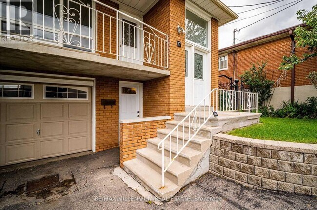 77 Plunkett Rd in Toronto, ON - Building Photo - Building Photo