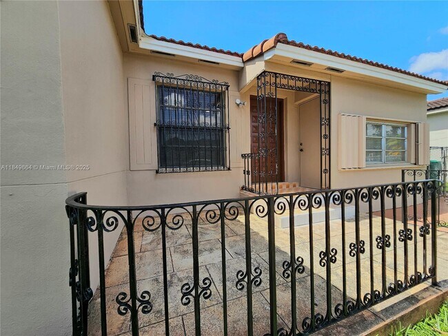 3880 NW 2nd St in Miami, FL - Building Photo - Building Photo
