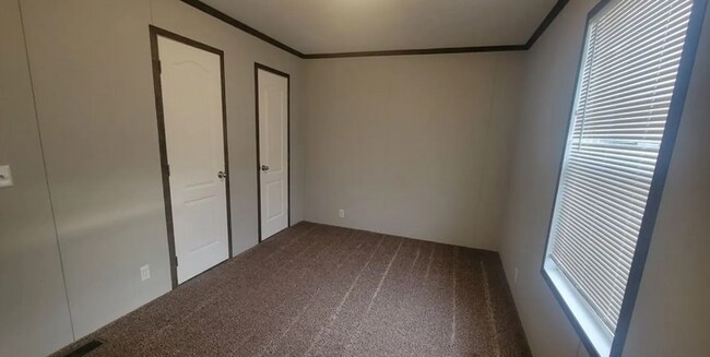 305 Cedar Ln in Columbus, MI - Foto de edificio - Building Photo