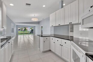 8313 Cozumel Ln in Wellington, FL - Building Photo