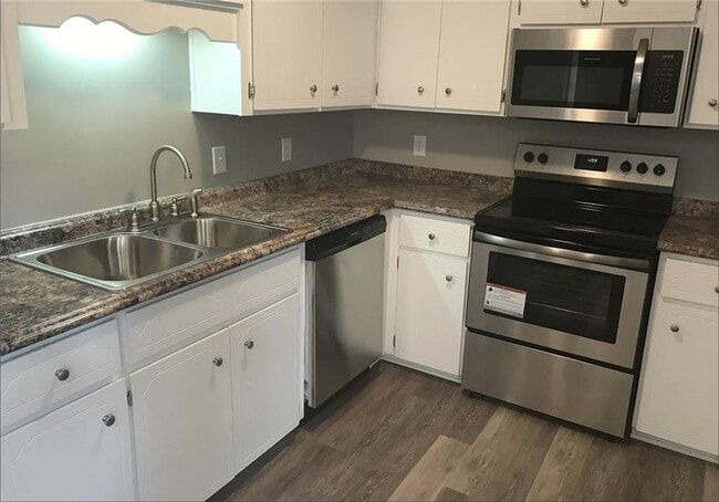 102 Adams Ct in Brunswick, GA - Foto de edificio - Building Photo