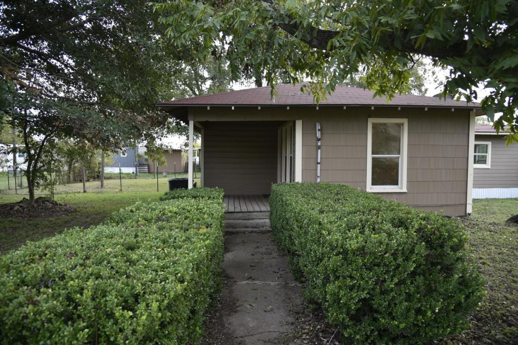 302 S Oneal St in Caldwell, TX - Building Photo