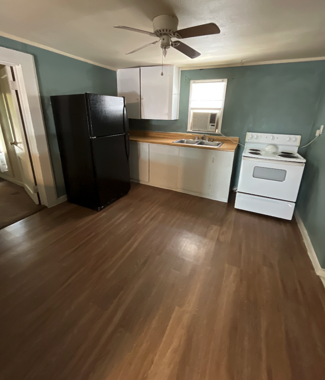 518 Laredo St in Lockhart, TX - Building Photo - Building Photo