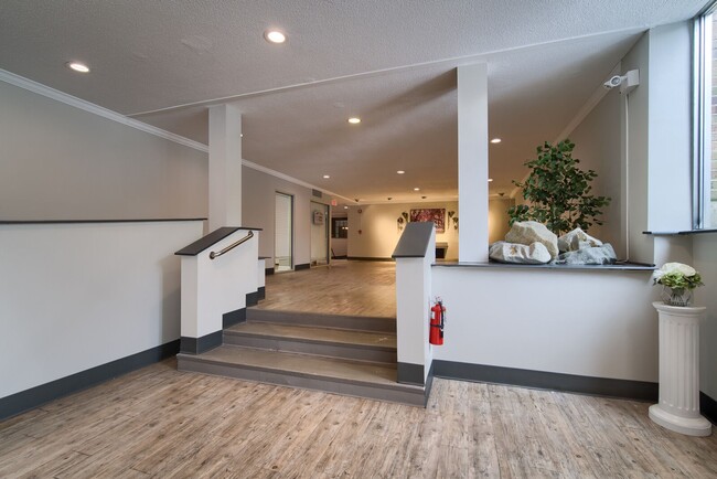 Amberley House Apartments in Cincinnati, OH - Building Photo - Building Photo