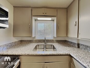 220 Hillcrest Dr in Reno, NV - Foto de edificio - Building Photo