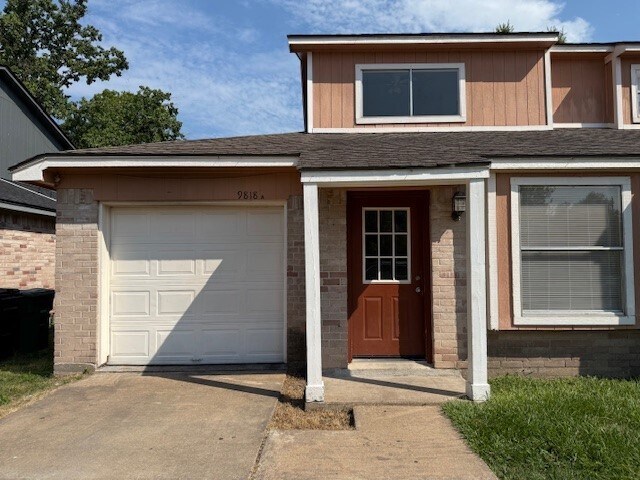 9818 Rockcrest Dr in Houston, TX - Building Photo