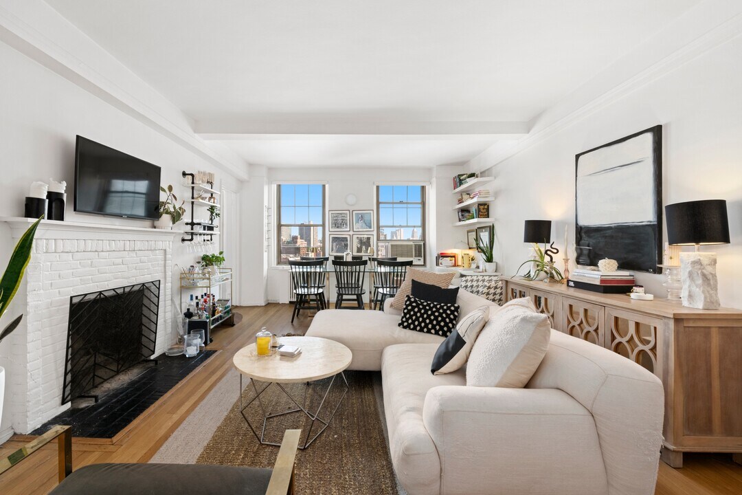 45 Christopher St in New York, NY - Building Photo