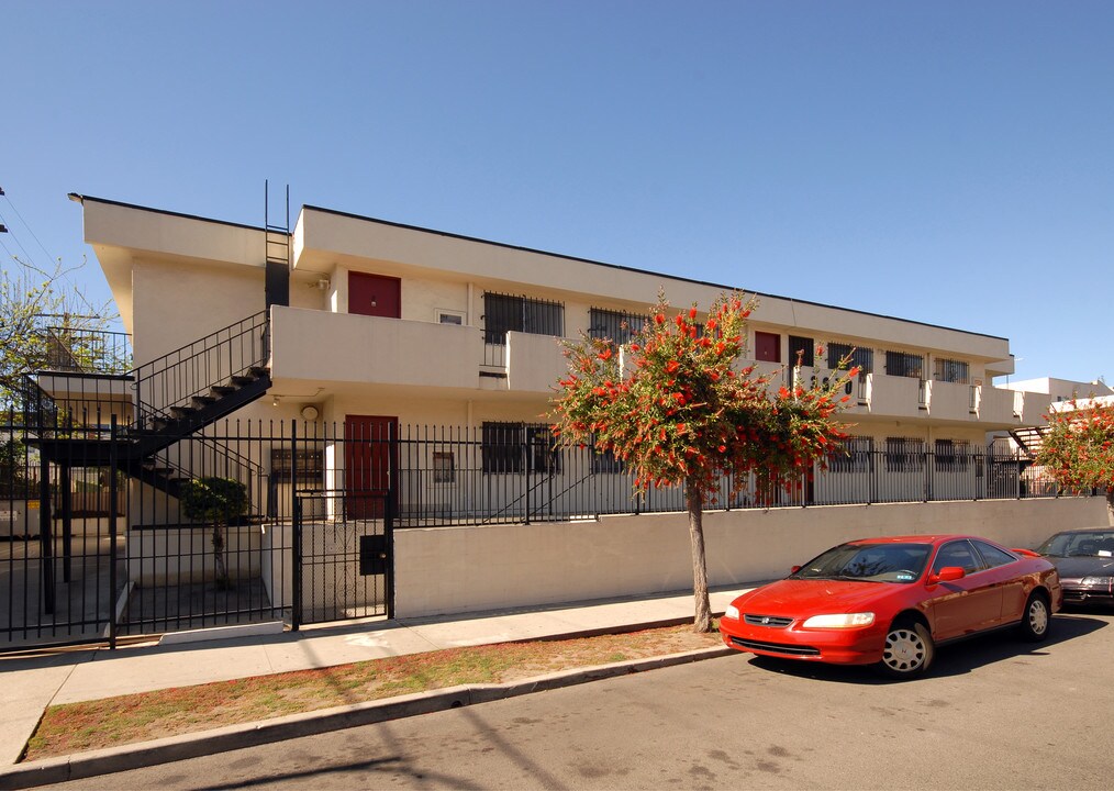 3670 San Marino St in Los Angeles, CA - Building Photo