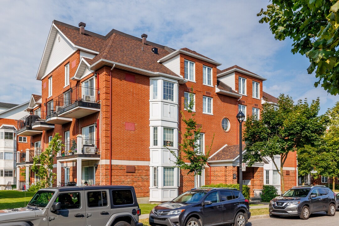 2404 Charles-Darwin Rue in St. Laurent, QC - Building Photo