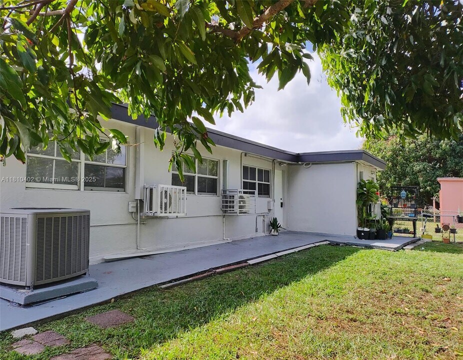 2401 NW 178th Terrace in Miami Gardens, FL - Building Photo