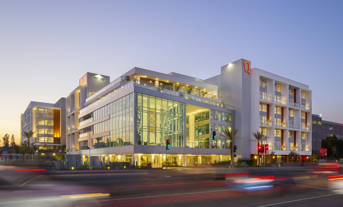 The Q Topanga in Woodland Hills, CA - Foto de edificio