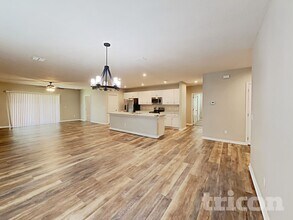 95 Prairie Falcon Dr in Groveland, FL - Foto de edificio - Building Photo