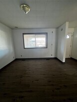 802-806 Queen Ave SE in Albany, OR - Building Photo