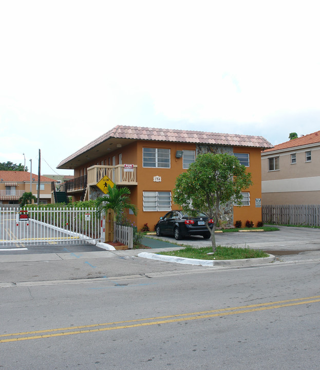 174 E 5th St in Hialeah, FL - Foto de edificio