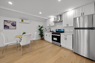 5813 Saloma Ave in Los Angeles, CA - Building Photo - Building Photo