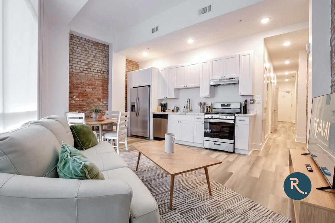 1050 Annunciation St in New Orleans, LA - Building Photo