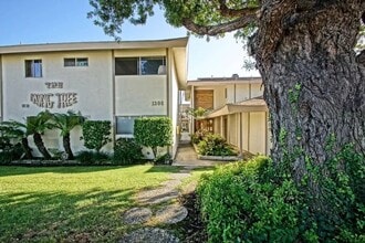 1306 Amethyst St in Redondo Beach, CA - Foto de edificio - Building Photo