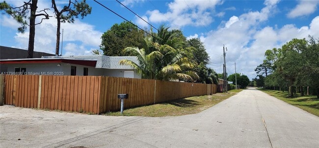 901 SW 13th St in Pompano Beach, FL - Building Photo - Building Photo